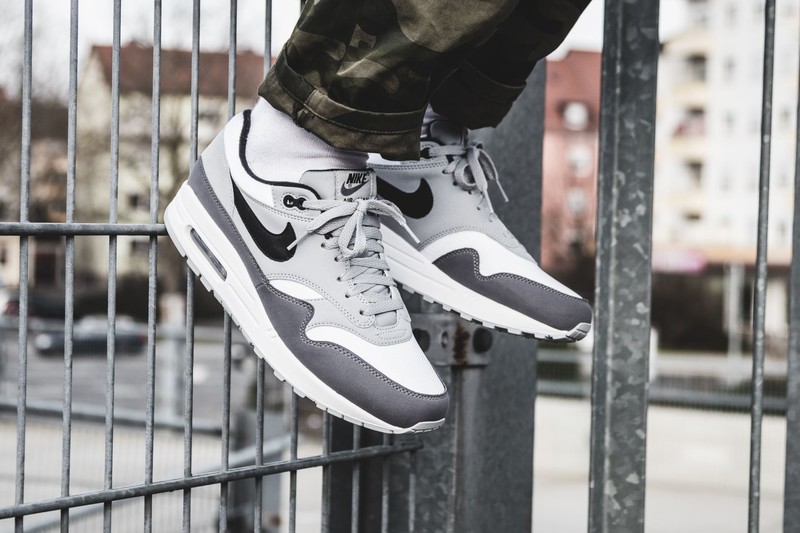 Nike air max 1 sneakers in the white/black/wolf outlet grey-gunsmoke